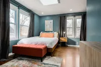 *NEW* Mid-Century Modern Bungalow! Ideal Location -3Bed/2BR Hotels near Fine Stitch LLC