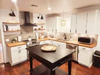 Modern Country Home at the start of the Hill Country Wine Trail Hotels in Johnson City