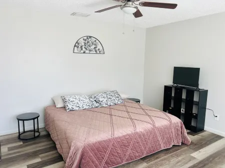 Beautiful 2/2 townhome across from world class Lake Okeechobee Bass fishing !