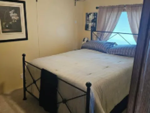 Charlie’s on the Water - a Charming 3-bedroom house with a lake view-Sabula Hotels in Sabula