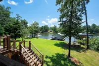 A New Beautifully Decorated Lake Home With Great Outdoor Living Space