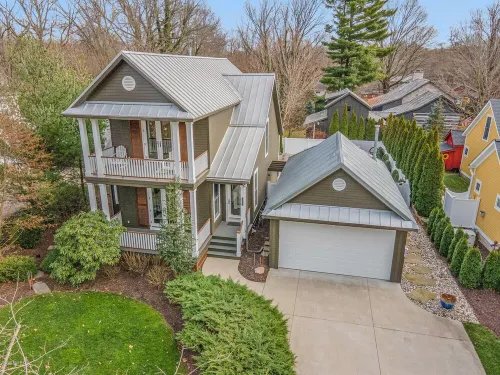 IN TOWN Luxury Resort -hot tub, heated pool & a two season entertainment room