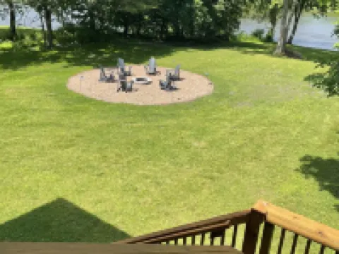 Create Memories at our Modern Waterfront 1 BR Apartment: Hike, Sip Wine, Relax! Hotels in Shawangunk