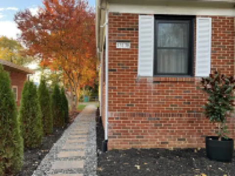 Private Guest house with Parking and Wi-Fi in a Central Location