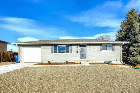 Allow Pets, View of Downtown, 5mins to Waterworld, Game Room, Firepit, Hot Tub