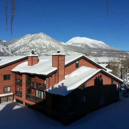 The Mogul Hut - Sleeps 7 - King + Queen + Bunks & Twin - Indoor Pool & Hot Tubs