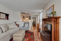 Charming Cottage on quiet street in Historic Eastport