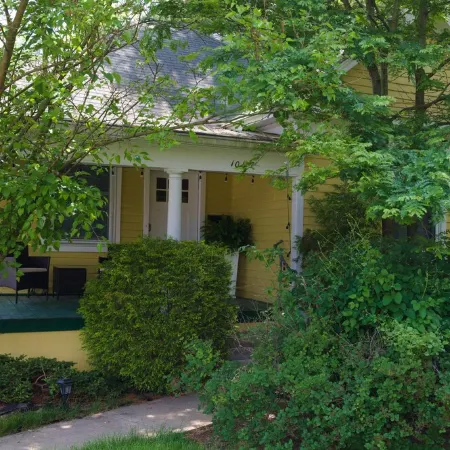 Cozy-Hoosier themed bungalow-Walk to best city parks and Downtown.