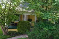 Cozy-Hoosier themed bungalow-Walk to best city parks and Downtown.