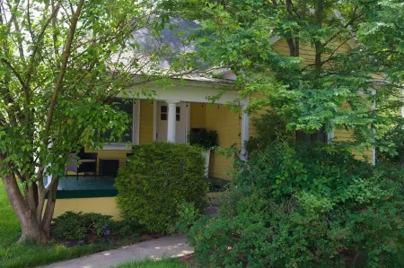 Cozy-Hoosier themed bungalow-Walk to best city parks and Downtown.