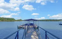 Cozy Lake Hartwell Cabin - Beautiful dock views! Bring your boat and your pet!