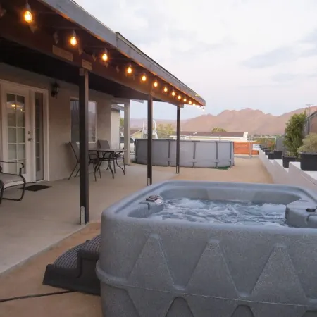 Large Home 3/3 plus Bonus Rm, 14' Pool & Jacuzzi, close to Downtown Joshua Tree