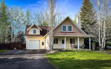 Cozy Idaho Mountain Cottage- Close to downtown and Targhee Resort AC new in 2023