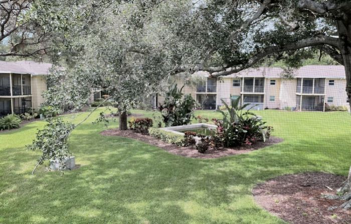 Cute, spacious 2 BR 2 Full BA condo minutes from the beaches