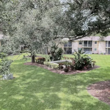 Cute, spacious 2 BR 2 Full BA condo minutes from the beaches