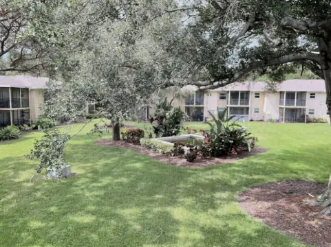 Cute, spacious 2 BR 2 Full BA condo minutes from the beaches