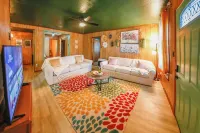 Granny’s House-A Groovy Getaway with Poker Shed! Walk to Walker Disc Golf Park!