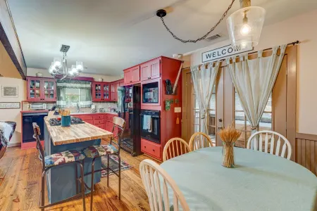 Cozy 2 bed+2.5 bath Mtn Cbn Near Hiking Trails-Minutes to Town-Fire Pit-Hot Tub