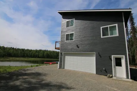 Lake front - 2 bedroom, 1 loft home with hot tub Отели в г. Матануска-Суситна