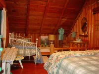 Laughing Bear Log Cabin, historical, sleeps 8, full kitchen, 2 dining areas!!