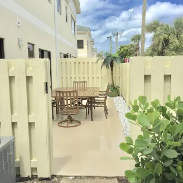 : Sandy Feet Retreat: Walk to the Beach! :