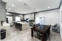 New 2022 5-Bedrooms w/9 Queen Beds Near Disneyland Hotels in Midway City