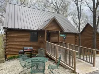 Cabin Dreams- Charming.  Romantic.   Jetted tub.  Screened porch.  10 min to SDC - Chalets