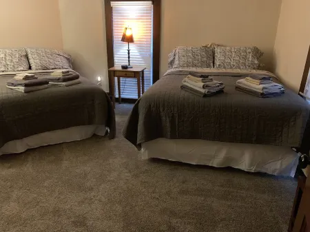 New!!!  Great Remodeled 2 Bedroom. Walk to the Square!