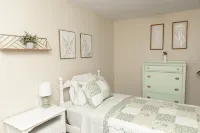 Large 4 Bedroom CT Home Comfy for Longer Stay Hotels in Bristol