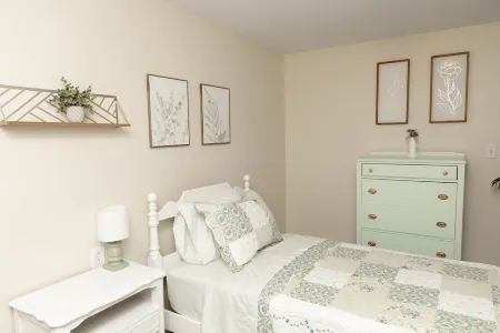 Large 4 Bedroom CT Home Comfy for Longer Stay Отели рядом с достопримечательностью «Публичная библиотека Бристол»