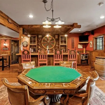 Hemlock Haven: Luxury Log Retreat w/ Sauna, Saloon & Blue Ridge Views