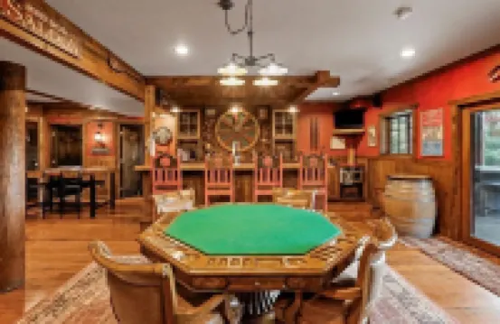 Hemlock Haven: Luxury Log Retreat w/ Sauna, Saloon & Blue Ridge Views