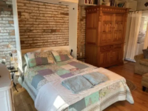 Tranquil In-Town Garden Carriage House, No pet fee