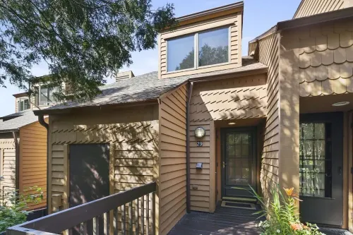 North Shore Nirvana: Lakefront, Deck, Fireplace, Beach