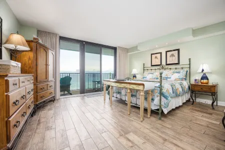 Emerald Surf # 505, Steps from the Beach! Отели рядом с достопримечательностью «Наварр Бич Си Тертл Консервейшен Сентер»