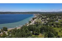 Amazing Views of Lake Charlevoix 1 Mile Walk to Downtown Boyne City
