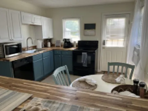 Avon Lake Updated 2 Bedroom Cottage near Lake Erie on Very Quite Wooded Street 埃文萊克酒店