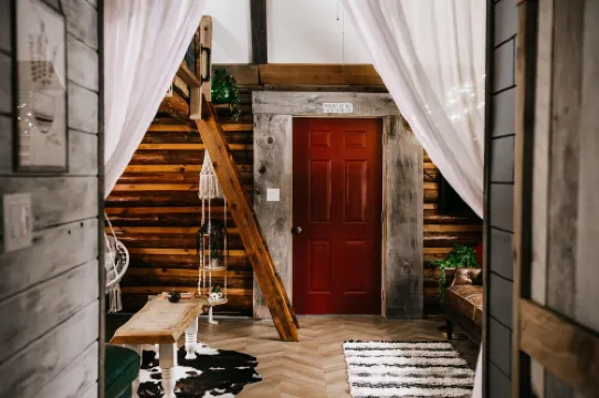 Elkhorn Log Cabin:Secluded Setting:Prime Location