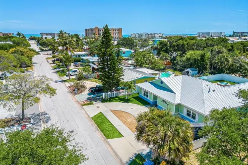 4 Bed 4 bath Beach House Slps 15!! Htd Pool, Hot tub, Pool/Ping Pong, Golf Cart