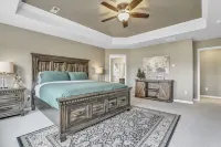 Pool!! 4,000 Sqft Cozy Mtn Home! Huge Game Room! Family Friendly Pool Table