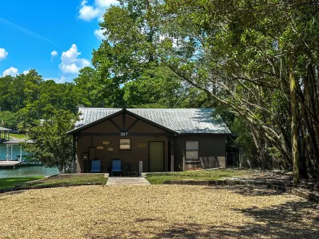 Charming 2-bedroom 2 bath house on beautiful Lake Martin. Quiet and peaceful.