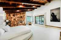 Midcentury Modern House in Heart of Historic Las Vegas ---- youtu.be/kSOgaVNbA9A 住宿飯店