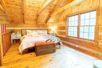 Retro Cabin in Hocking Hills, Ohio w/ Jukebox, Hot Tub & Pond. Dog-friendly!