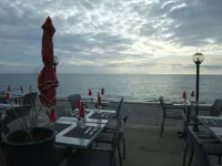 Studio sea view, wifi, spacious + balcony, near beach and shops