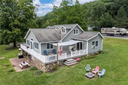 Keuka East: Spacious & Comfy Отели в г. Баррингтон