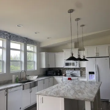 Lunker House By the Bay- Rural, Contemporary and Spacious-Moments from Downtown