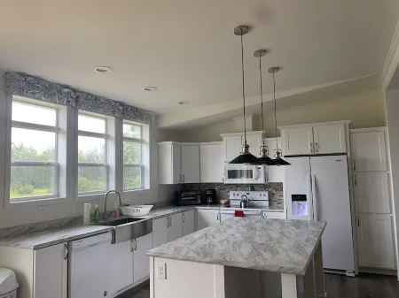 Lunker House By the Bay- Rural, Contemporary and Spacious-Moments from Downtown