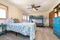 Cheerful Family Manor- Sleeps 25 w/hot tub and private pool in Amish Country 住宿飯店