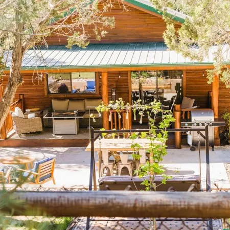The Cabbage in Bison Ridge is minutes away from dining, hiking, and snow skiing.