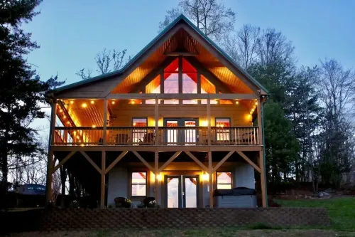 Mountain Views / Golf / Hot Tub / Cozy Cabin!